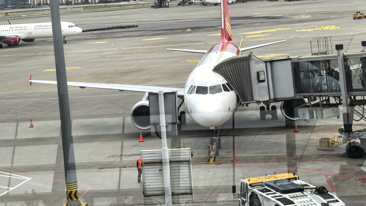 Aircraft at the gate with ground handling equipment - lower-deck container height limit 163 cm