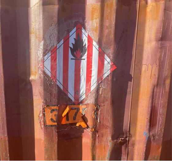 Container missing hazard placards on end doors - incomplete placarding