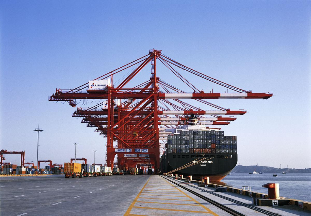 Port and container shipping for lithium battery export