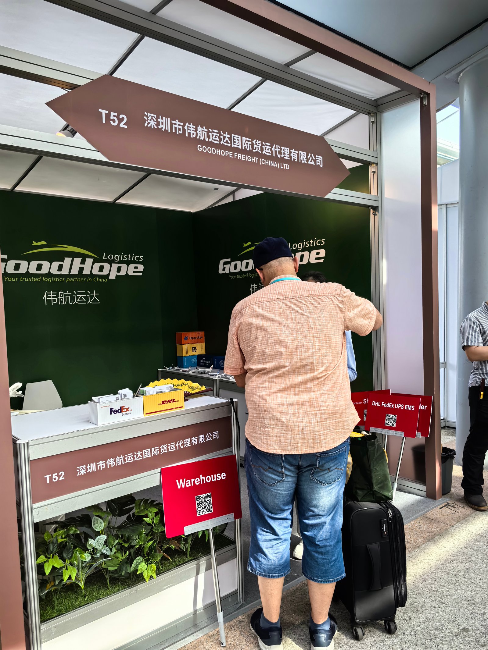 freight forwarder at the Canton Fair Exhibition's Opening Day