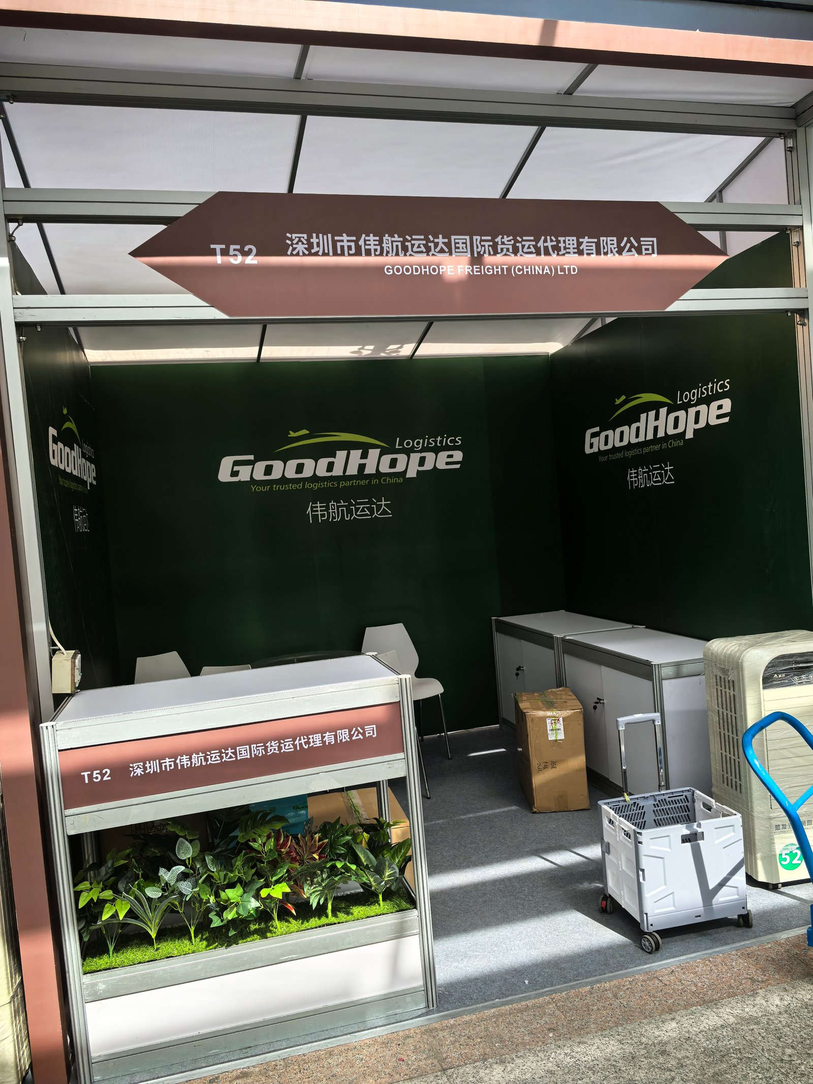 freight forwarder at the Canton Fair Exhibition's Opening Day