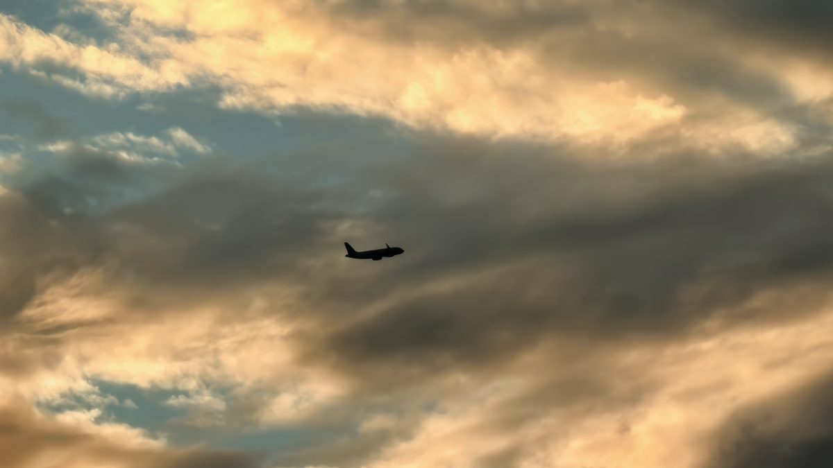 Aircraft silhouette at sunrise over a Chinese airport &mdash; leading air freight forwarders from China to the USA