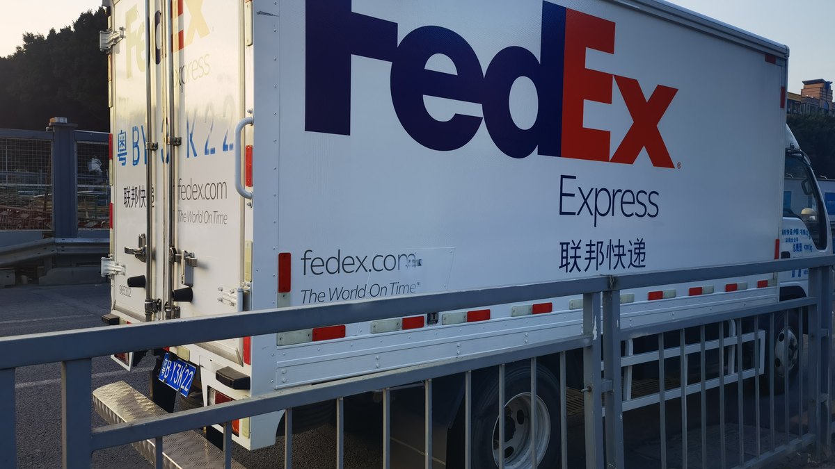 FedEx trailer loading export parcels from China to the UK