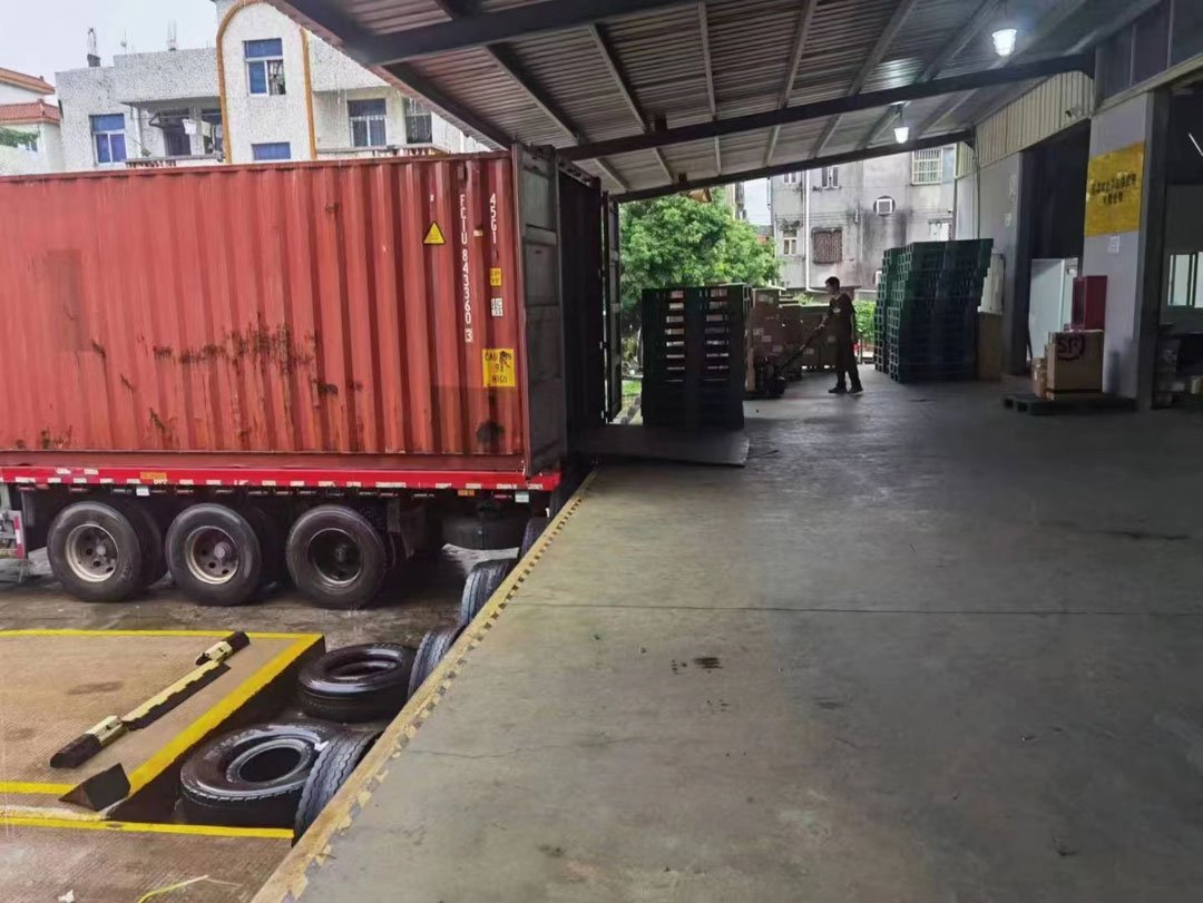 Warehouse near Qingdao Port Handles Container Loading